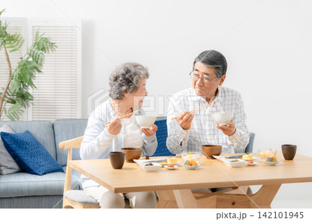 シニア 夫婦 食事 シニア 夫婦 食事 142101945