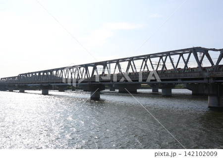 江戸川放水路を渡るJR京葉線の鉄橋 江戸川放水路を渡るJR京葉線の鉄橋 142102009