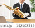鑑定　リペア　サックス　男性　手元 142102314