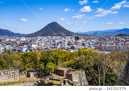 【日本100名城】丸亀城 月見櫓跡と春の讃岐平野と飯野山 香川県丸亀市 【日本100名城】丸亀城 月見櫓跡と春の讃岐平野と飯野山 香川県丸亀市 142102379
