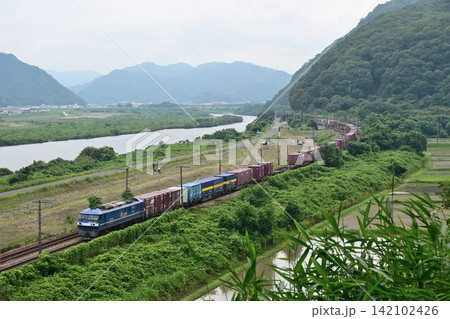 岡山県大河 吉井川を背景に 山陽路を快走する長大貨物列車 岡山県大河 吉井川を背景に 山陽路を快走する長大貨物列車 142102426
