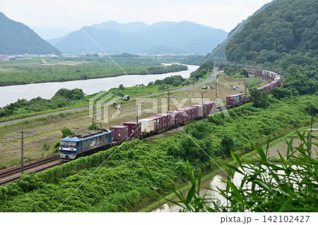 岡山県大河 吉井川を背景に 山陽路を快走する長大貨物列車 岡山県大河 吉井川を背景に 山陽路を快走する長大貨物列車 142102427