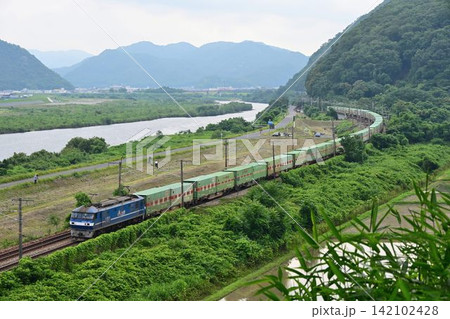 岡山県大河 吉井川を背景に 山陽路を快走する長大貨物列車 岡山県大河 吉井川を背景に 山陽路を快走する長大貨物列車 142102428