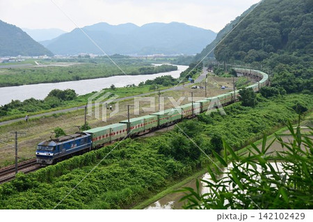 岡山県大河 吉井川を背景に 山陽路を快走する長大貨物列車 岡山県大河 吉井川を背景に 山陽路を快走する長大貨物列車 142102429