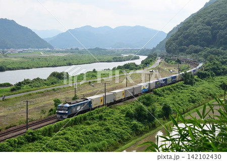 岡山県大河 吉井川を背景に 山陽路を快走する長大貨物列車 岡山県大河 吉井川を背景に 山陽路を快走する長大貨物列車 142102430