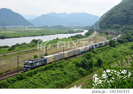 岡山県大河　吉井川を背景に　山陽路を快走する長大貨物列車 142102431
