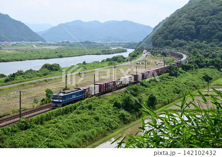 岡山県大河 吉井川を背景に 山陽路を快走する長大貨物列車 岡山県大河 吉井川を背景に 山陽路を快走する長大貨物列車 142102432