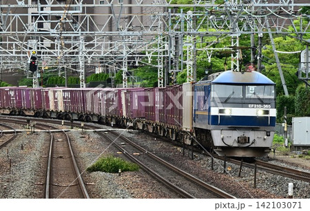 複々線東海道本線 上り山崎カーズを行く長大貨物列車 複々線東海道本線 上り山崎カーズを行く長大貨物列車 142103071