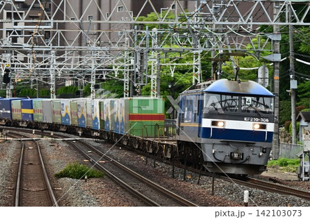 複々線東海道本線 上り山崎カーズを行く長大貨物列車 複々線東海道本線 上り山崎カーズを行く長大貨物列車 142103073
