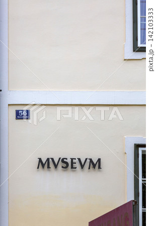 The inscription "Museum" on the wall of the house 142103333