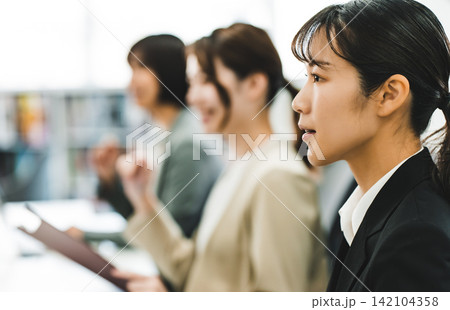 会議で話を聞く日本人女性 142104358