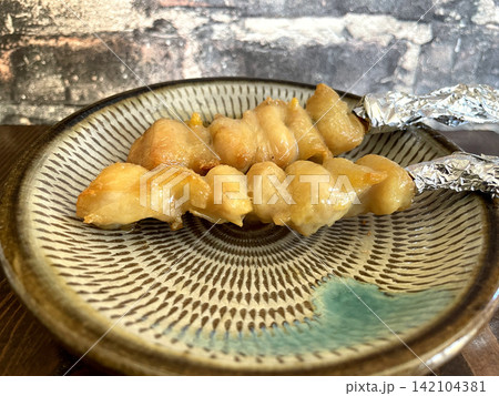 焼鳥ぼんじり串 塩焼き 青磁色の和食器 焼鳥ぼんじり串 塩焼き 青磁色の和食器 142104381