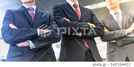 腕組みで並ぶスーツ姿の男性陣 腕組みで並ぶスーツ姿の男性陣 142104422