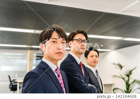 前を見据えるスーツ姿の男性社員 前を見据えるスーツ姿の男性社員 142104426