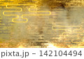 金箔と霞、伝統文様を重ねた幻想的な和風ゴールド背景 142104494