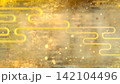 金箔と霞、伝統文様を重ねた幻想的な和風ゴールド背景 142104496