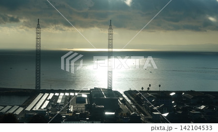 雲間から差し込む光と海辺の風景 雲間から差し込む光と海辺の風景 142104533