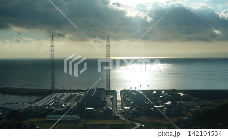 雲間から差し込む光と海辺の風景 雲間から差し込む光と海辺の風景 142104534