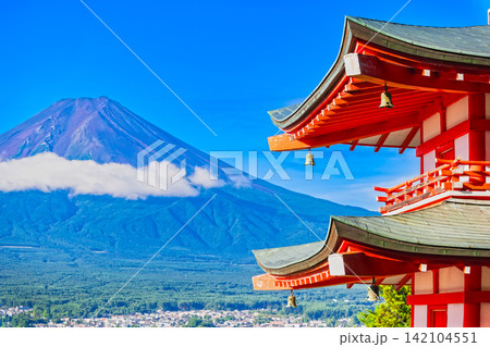 富士山と五重塔 新倉富士浅間神社 夏景 富士山と五重塔 新倉富士浅間神社 夏景 142104551