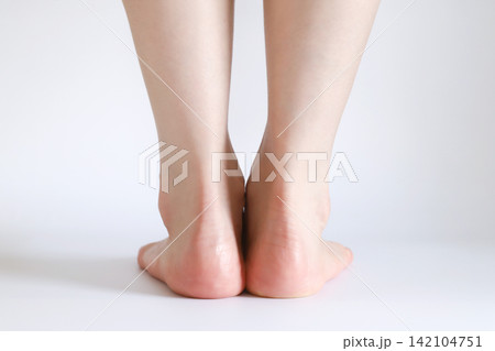 かかとを揃えて立つ女性の足元 142104751
