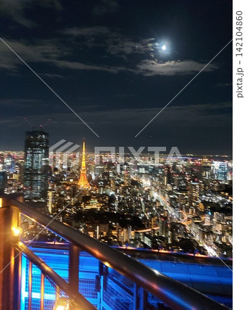 夜景とビルの屋上から 夜景とビルの屋上から 142104860