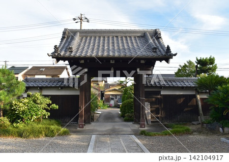 北名古屋市にある円乗寺山門は名古屋城から移築されたものと伝わる 142104917