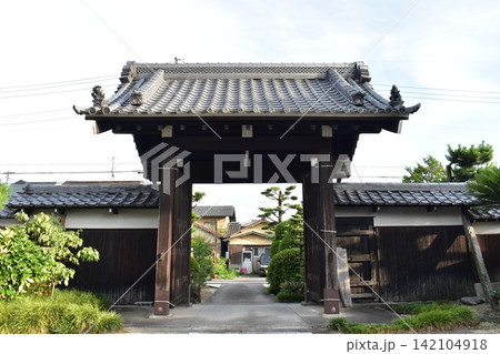 北名古屋市にある円乗寺山門は名古屋城から移築されたものと伝わる 142104918