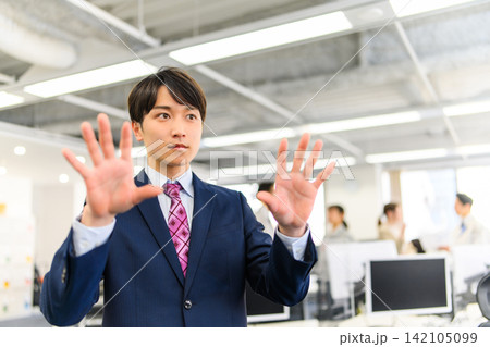 未来のテクノロジーに触れる男性 未来のテクノロジーに触れる男性 142105099