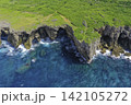 宮古島七又海岸のドローン空撮・海食崖と自然アーチ 142105272