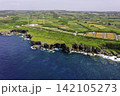 宮古島七又海岸の広大な空撮・海食崖と畑・風力発電 142105273