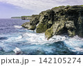 宮古島七又海岸のドローン接写・崖に砕ける波 142105274