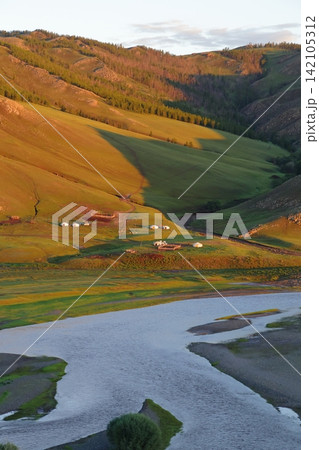 朝日に照らされるオルホン川とゲルの風景 モンゴル・カラコルム 朝日に照らされるオルホン川とゲルの風景 モンゴル・カラコルム 142105312