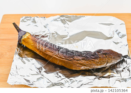 香ばしく焼いた長崎長茄子の焼きなす 香ばしく焼いた長崎長茄子の焼きなす 142105364