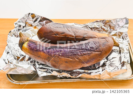香ばしく焼いた長崎長茄子の焼きなす 香ばしく焼いた長崎長茄子の焼きなす 142105365