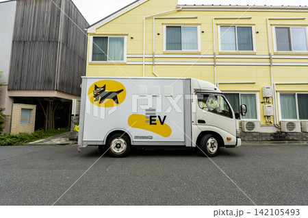 ヤマト運輸のEV配送トラック 東京都杉並区高円寺南3丁目にて撮影 ヤマト運輸のEV配送トラック 東京都杉並区高円寺南3丁目にて撮影 142105493