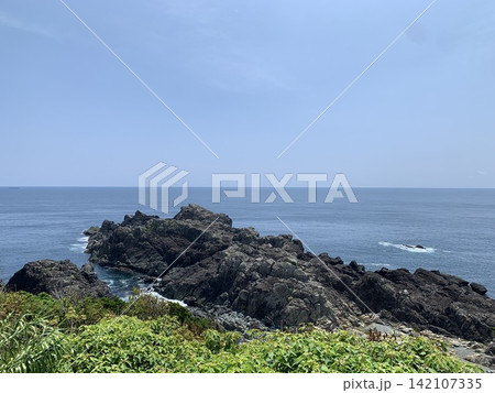 海に続く岩礁 142107335
