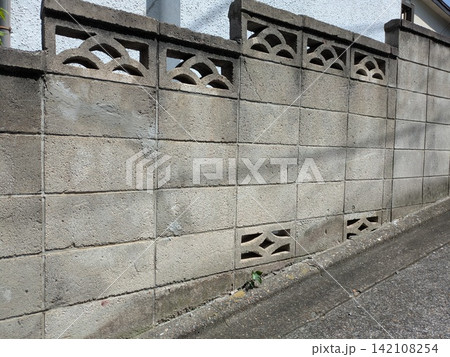 住宅街に残る古いコンクリートブロック塀 住宅街に残る古いコンクリートブロック塀 142108254