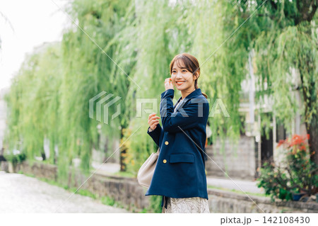 京都を観光する女性 京都を観光する女性 142108430