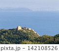 青い海を背景にした山の奇岩と緑豊かな森林　日本の自然風景 142108526