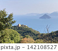 青い海と島々を望む美しい山岳風景　緑豊かな自然と瀬戸内の絶景 142108527