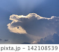 青空に浮かぶ迫力ある入道雲と夏の空 142108539
