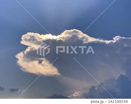 青空に浮かぶ迫力ある入道雲と夏の空 142108539