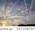 夕暮れの空に広がる飛行機雲と幻想的な雲 142108540
