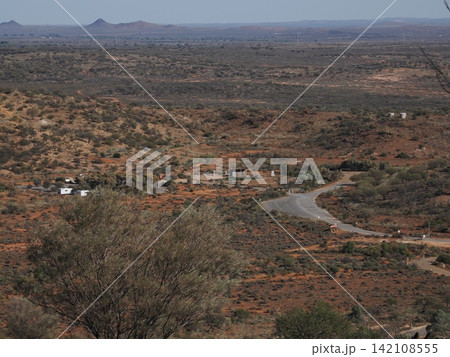 シルバートン荒野の道路景観—赤土越しに集落が広がる内陸地形記録 シルバートン荒野の道路景観—赤土越しに集落が広がる内陸地形記録 142108555