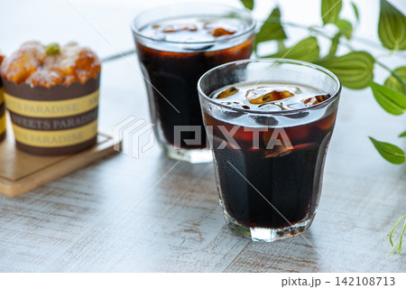 ガラスのコップに入ったアイスコーヒー ガラスのコップに入ったアイスコーヒー 142108713