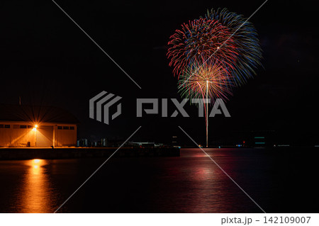 小樽港を彩る花火と夏の夜景の風景(北海道) 小樽港を彩る花火と夏の夜景の風景(北海道) 142109007