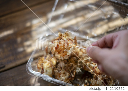 買ってきたたこ焼きを食べる 買ってきたたこ焼きを食べる 142110232
