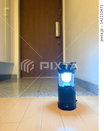 廊下の床を照らす点灯中のLEDランタン 廊下の床を照らす点灯中のLEDランタン 142110472