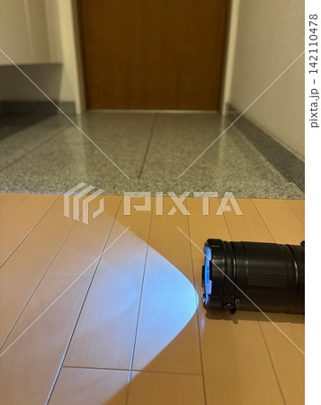懐中電灯モードにして床を照らすLEDランタン 懐中電灯モードにして床を照らすLEDランタン 142110478