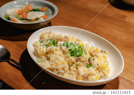 木製テーブルの上のチャーハンとスープ 142111423